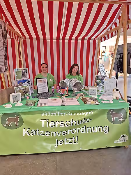 Zwei Mitarbeiterinnen an einem Infostand