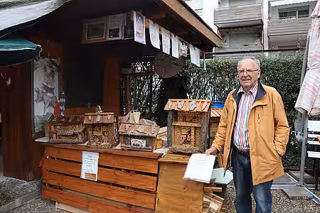 Bernhard Gomm in seiner Garten-Werkstatt.