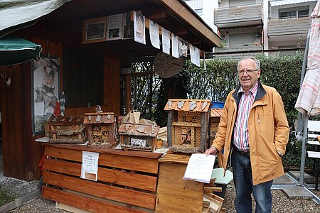 Bernhard Gomm in seiner Garten-Werkstatt.