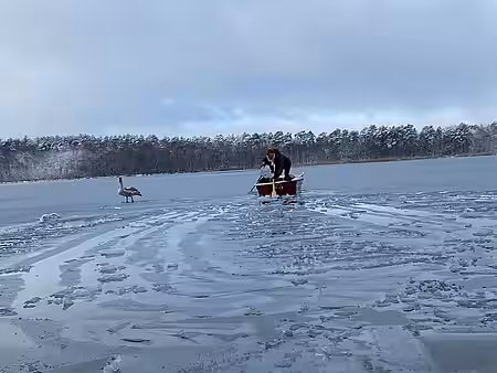Tierpflegerin Myriam im Boot Tierpflegerin Myriam im Boot