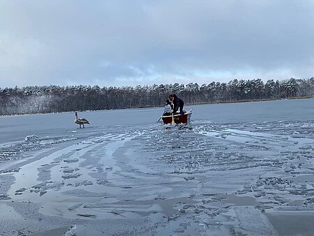 Tierpflegerin Myriam im Boot