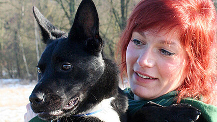 Tierheimleiterin Julia Dittmer und "Jojo" 