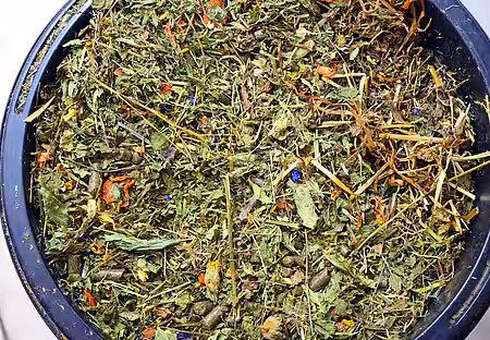 Ein bißchen getrocknete Kräuter gehören ebenfalls zum täglichen Kaninchenmenü.