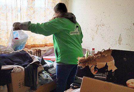 Myriam Laser sucht im Müll nach weiteren Katzen