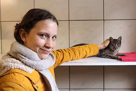 Schülerin im Katzenhaus