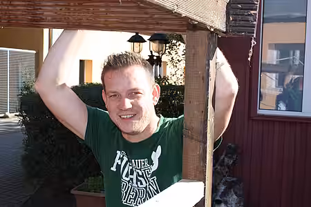 Toni vom aktion tier Aufklärungsteam beim Aufbau der neuen Katzenausläufe