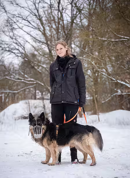 Hund Vigo und Tierpflegerin Melissa Beck