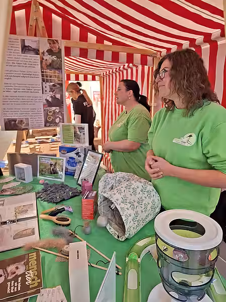 Zwei Mitarbeiterinnen an einem Infostand
