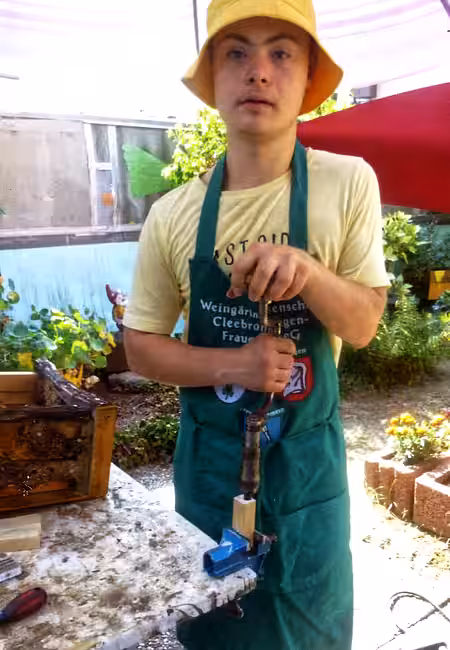 Lucas hilft seinem Opa gerne beim Bauen.