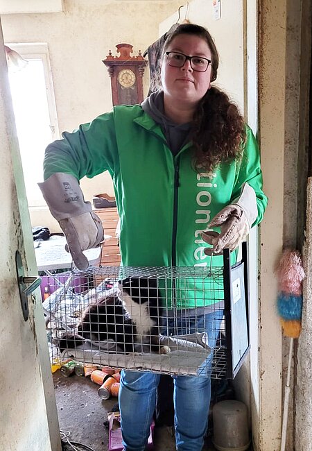 Myriam Laser mit einer eingefangenen Katze